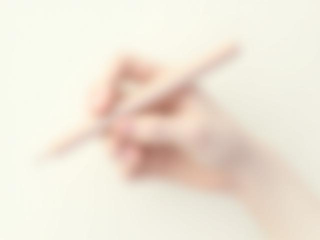 Diagram illustrating a hand holding a fountain pen, with arrows indicating customizable grip shape and diameter.